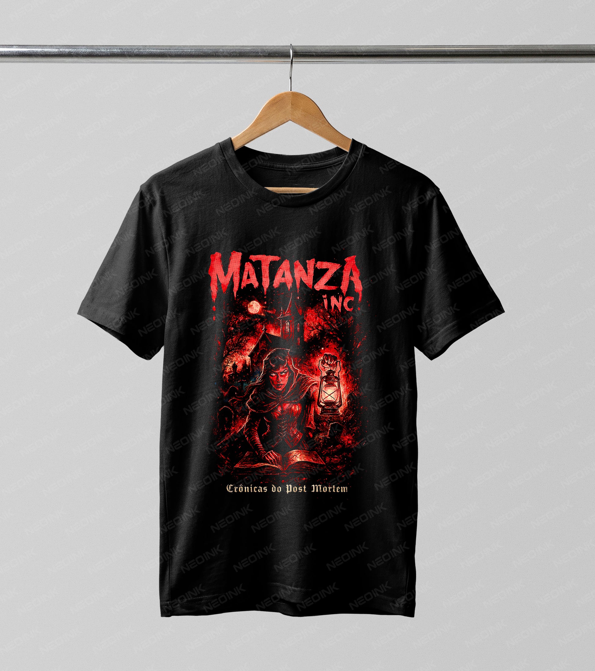Matanza Inc Crônicas do Post Mortem Halftone DTF transfer. This striking red and black design features a hooded figure holding a lantern over a cursed book, all rendered with a classic Halftone aesthetic.