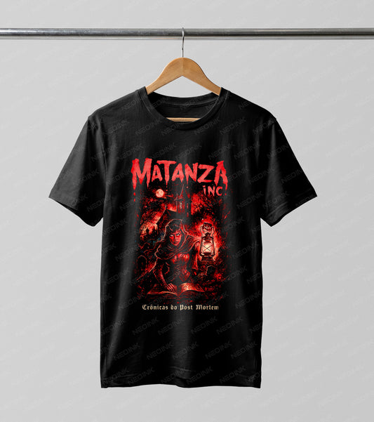 Matanza Inc Crônicas do Post Mortem Halftone DTF transfer. This striking red and black design features a hooded figure holding a lantern over a cursed book, all rendered with a classic Halftone aesthetic.