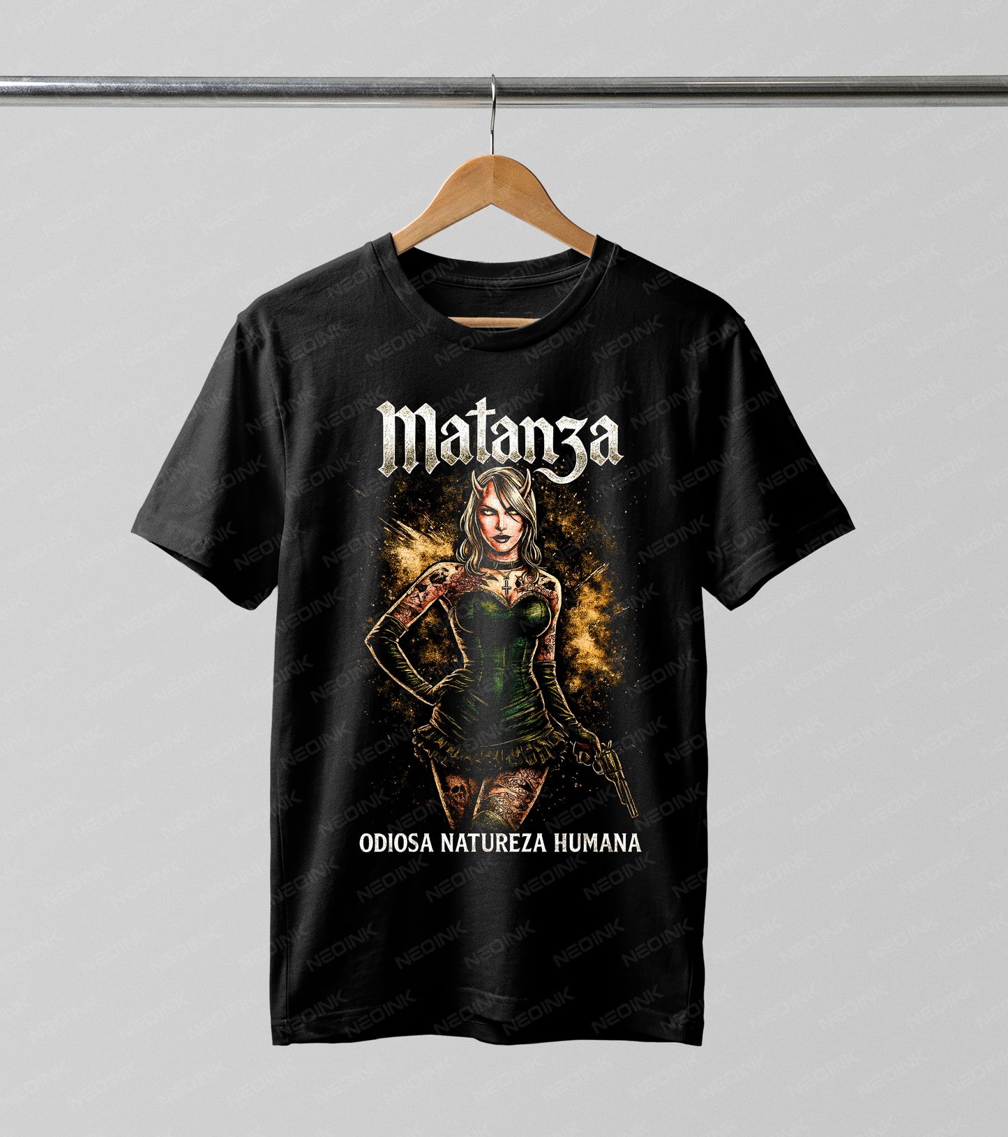 Matanza Odiosa Natureza Humana Halftone DTF transfer. Featuring a tattooed, devil-horned woman holding a revolver, this gritty design is enhanced by a distressed Halftone background for a rugged, vintage look.